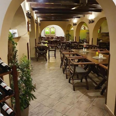 Excalibur Penzion A Restaurace Моравска-Тршебова Екстер'єр фото