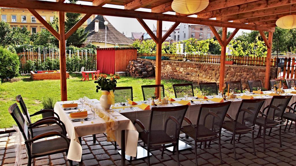 Excalibur Penzion A Restaurace Моравска-Тршебова Екстер'єр фото