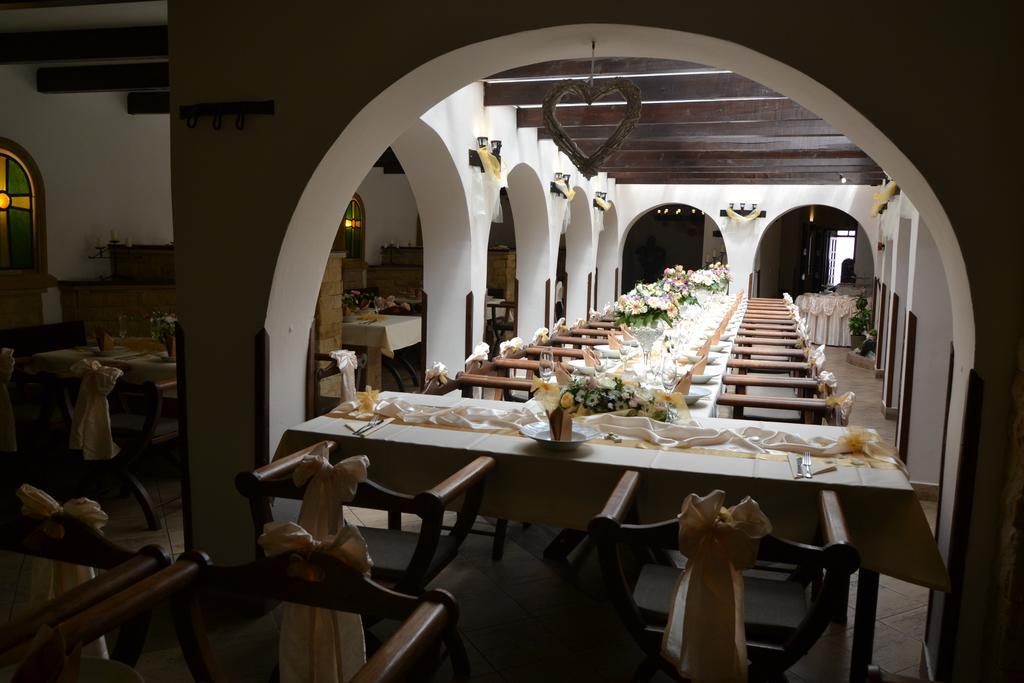 Excalibur Penzion A Restaurace Моравска-Тршебова Екстер'єр фото