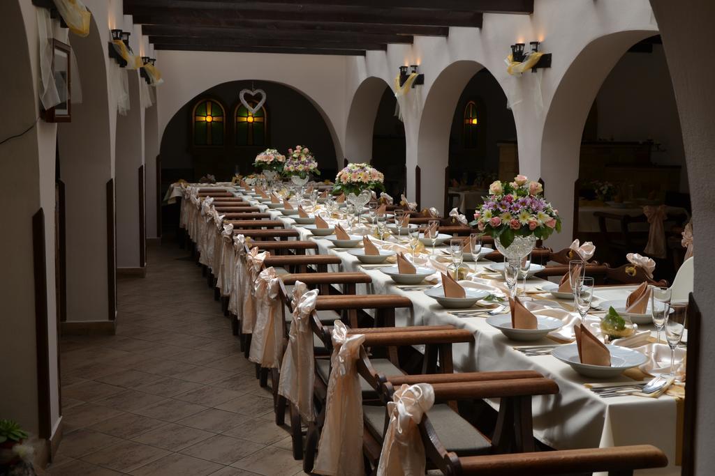 Excalibur Penzion A Restaurace Моравска-Тршебова Екстер'єр фото