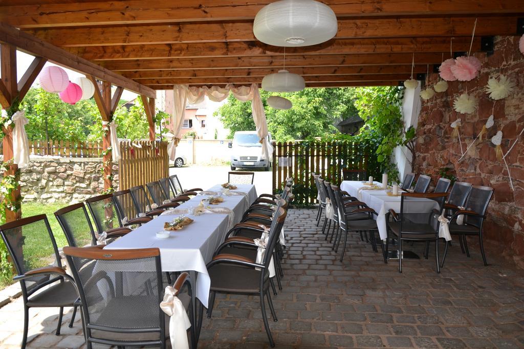 Excalibur Penzion A Restaurace Моравска-Тршебова Екстер'єр фото