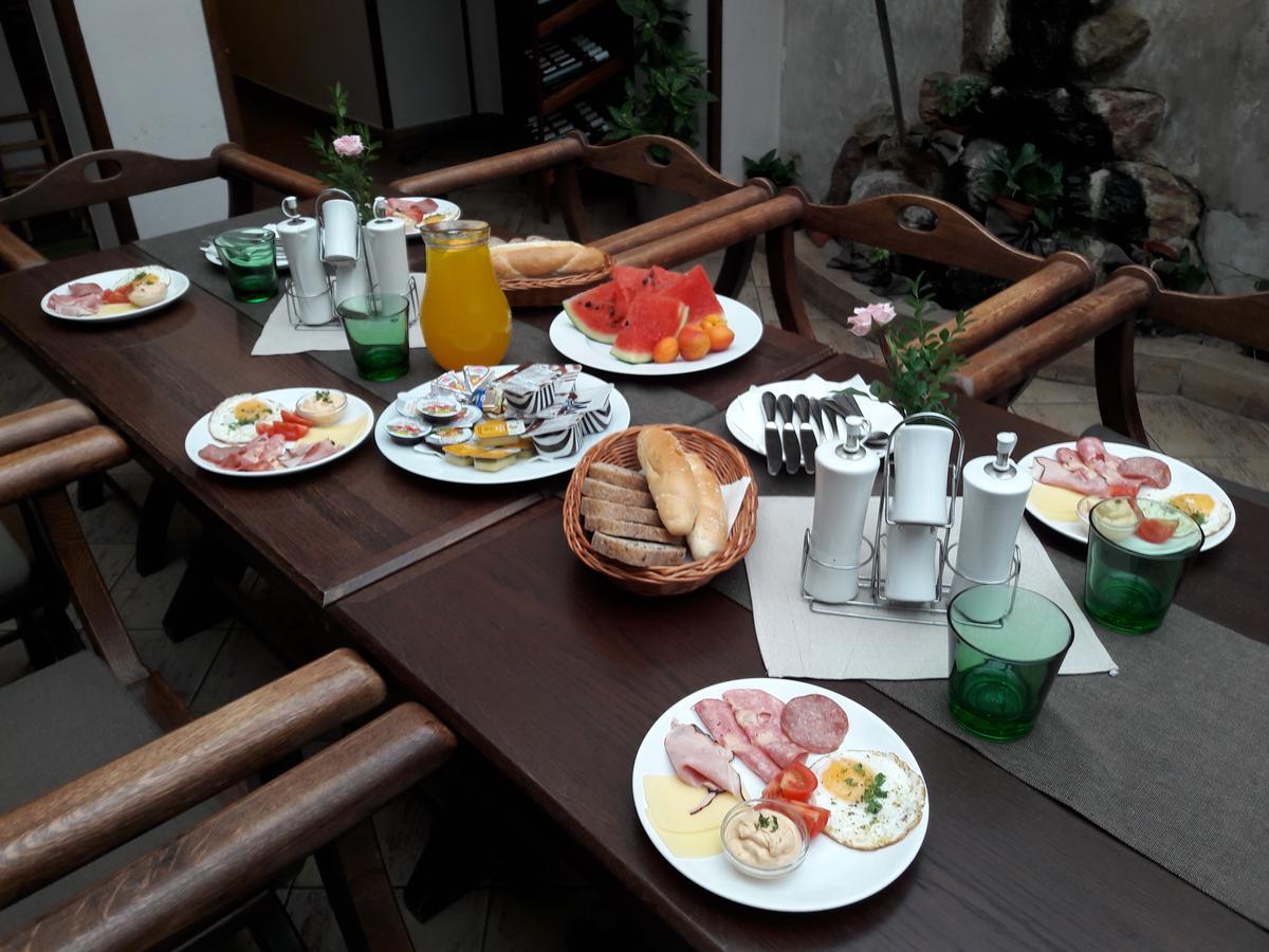 Excalibur Penzion A Restaurace Моравска-Тршебова Екстер'єр фото
